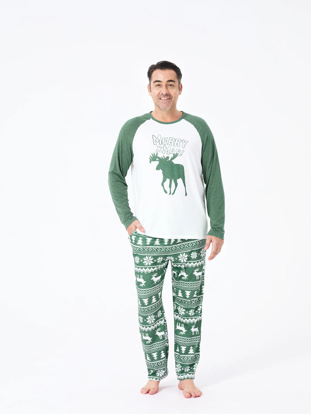 Conjunto de Pijamas de Natal para Família com Estampado de Renas e Flocos de Neve em Verde com Meias de Natal Verde Escuro