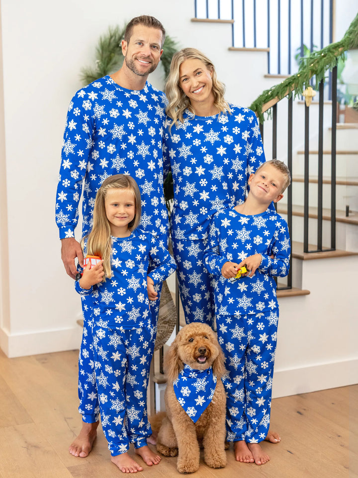 Conjunto de Pijamas em Família para o Natal com Estampa de Flocos de Neve - Pijamas Azuis com Meias de Natal Azuis