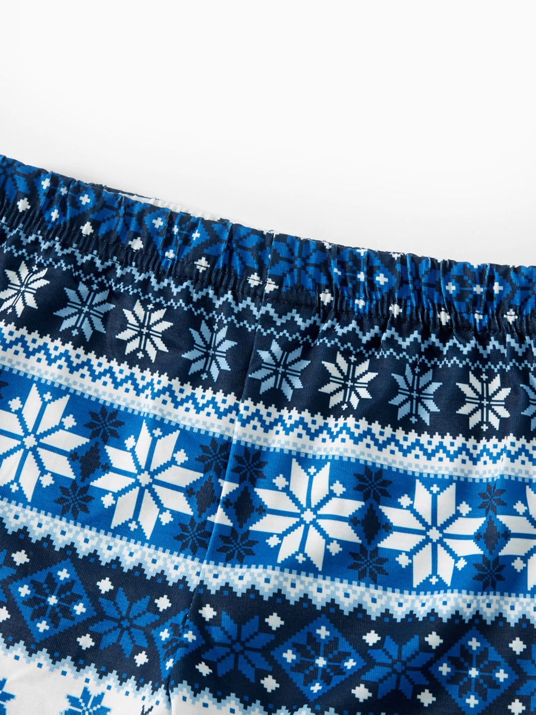 Conjunto de Pijamas de Natal em Azul Escuro para a Família com Design de Rena, Camisetas com Letras Correspondentes e Meias de Natal