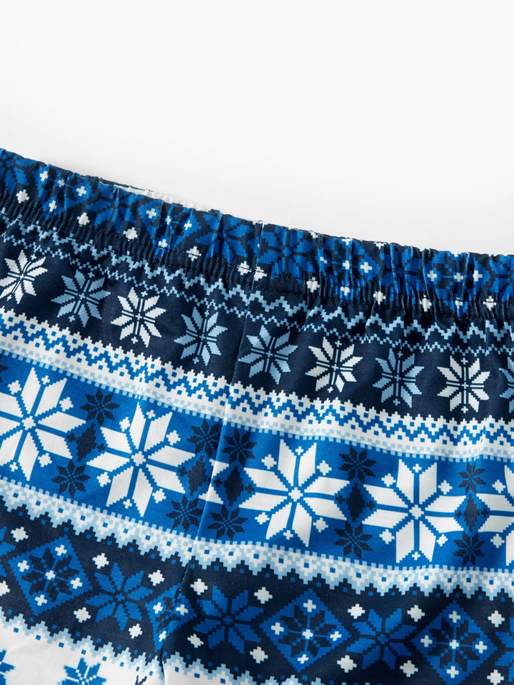 Conjunto de Pijamas de Natal em Azul Escuro para a Família com Design de Rena, Camisetas com Letras Correspondentes e Meias de Natal