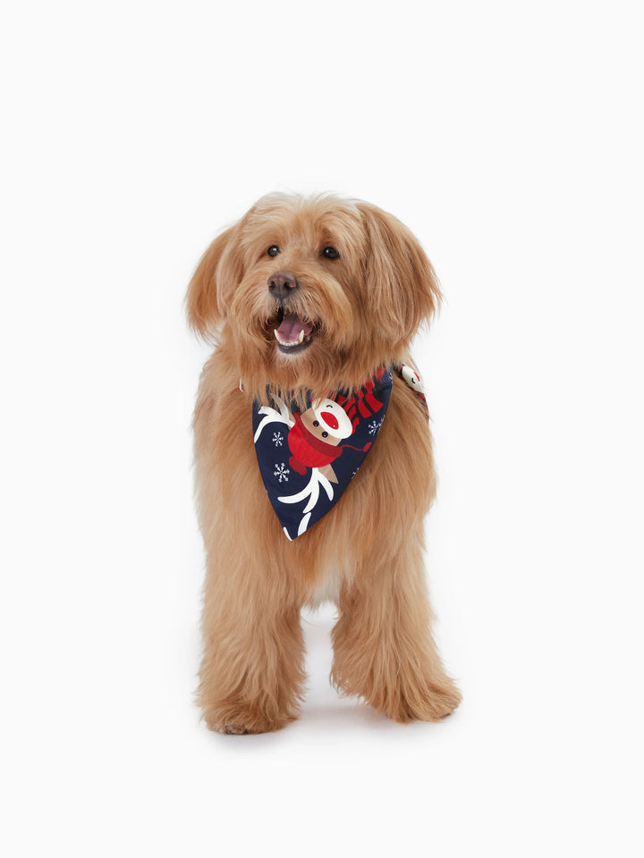 Pijamas de Natal para Família com Padrão de Renas, Conjunto de Pijamas com Manga Raglan em Grande Gráfico e Meias de Natal. Cores: Azul Escuro / Branco / Vermelho.