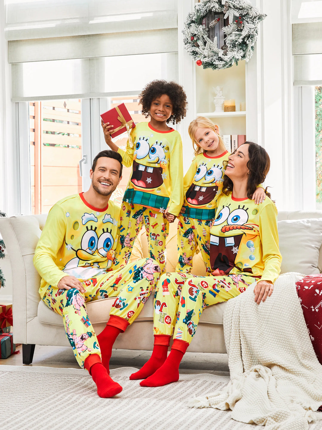 Conjuntos de Pijamas Natalícios em Conjunto Cor de Esponja Bob para a Família com Meias de Natal