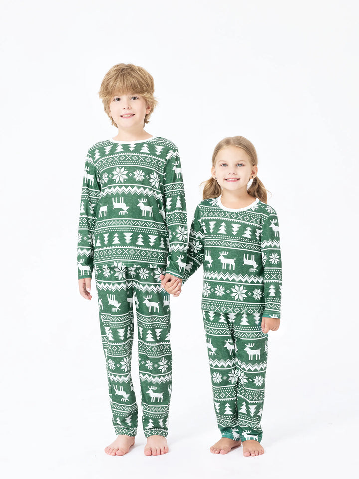 Conjunto de Pijamas de Natal para Família com Estampado de Renas e Flocos de Neve em Verde com Meias de Natal Verde Escuro