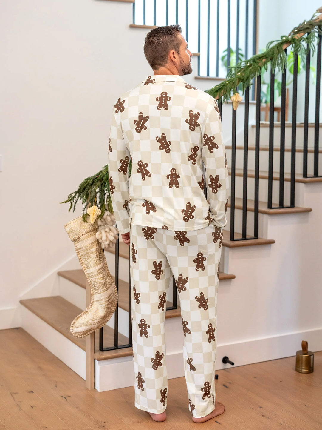Conjunto de Pijamas de Natal Coordinados para a Família com Estampado de Gengibre em Xadrez e Meias de Natal em Caqui.