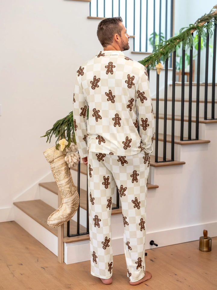 Conjunto de Pijamas de Natal Coordinados para a Família com Estampado de Gengibre em Xadrez e Meias de Natal em Caqui.