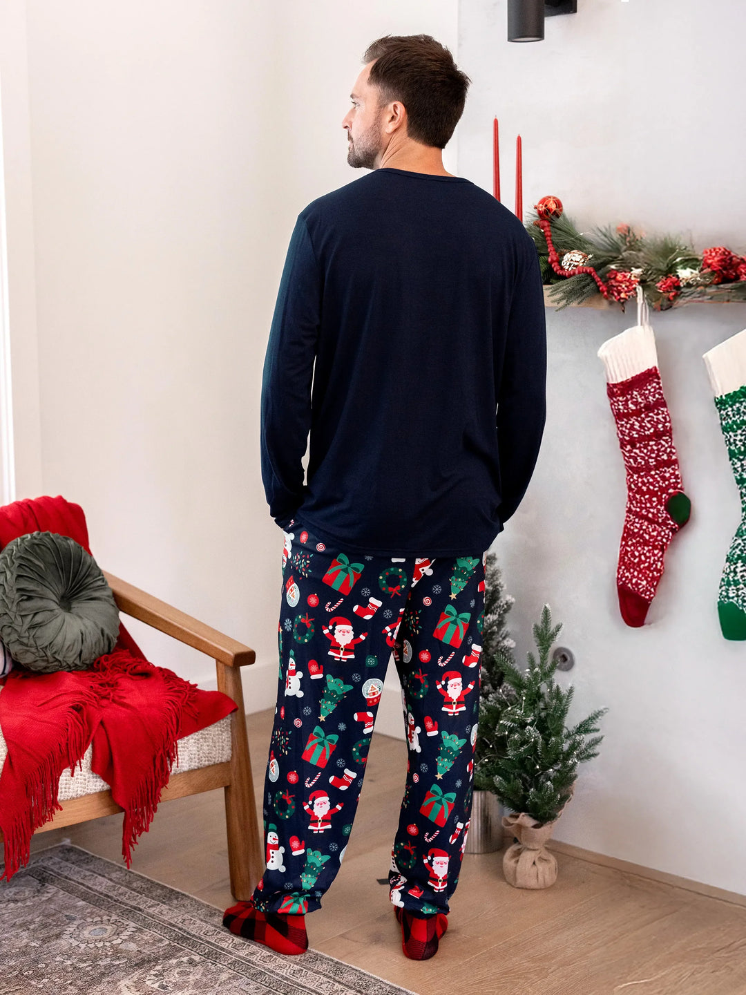 Conjunto de Pijamas para a Família Natalícios a Condizer que Brilha no Escuro - Pai Natal em Azul Escuro com Meias de Natal em Azul Profundo