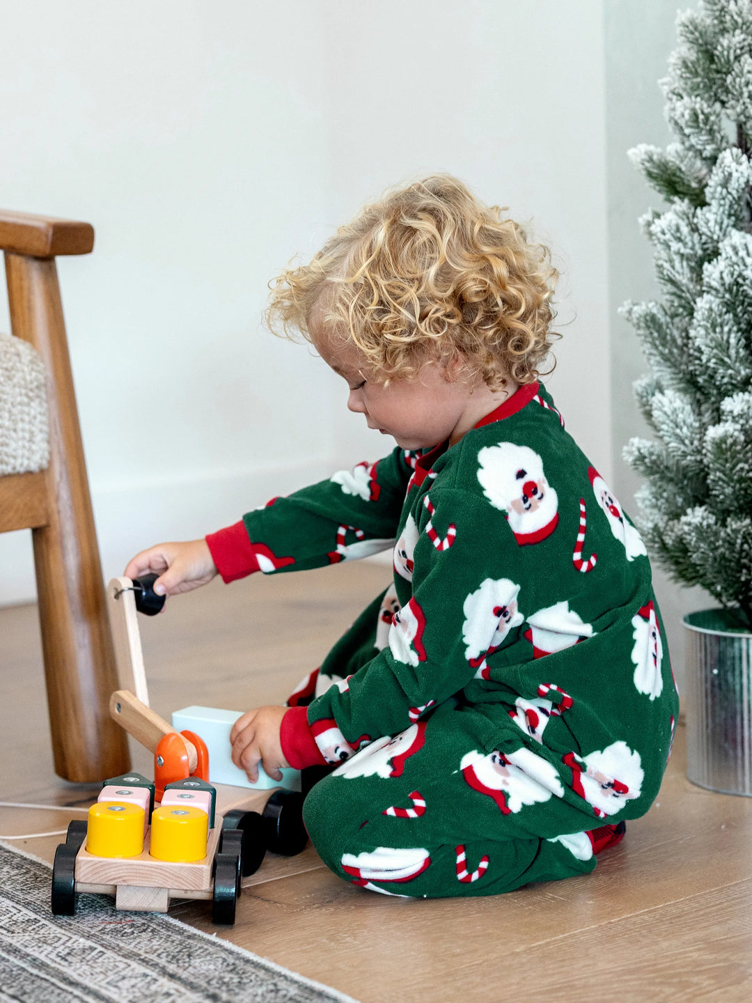 Conjunto de Pijamas de Fleece para a Família em Conjunto com Estampado de Pai Natal e Bastão de Açúcar, incluindo Meias de Natal em Verde Escuro