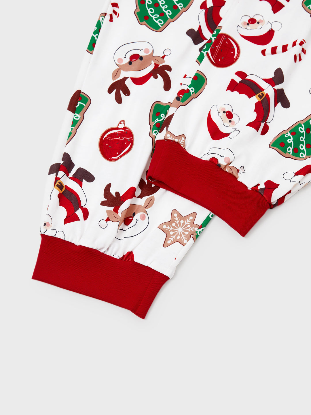 Conjunto de Pijamas em Família para o Natal com Estampa de Pai Natal que Brilha no Escuro, Inclui Meias de Natal em Cores Contrastantes.