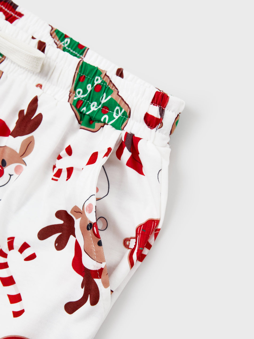 Conjunto de Pijamas em Família para o Natal com Estampa de Pai Natal que Brilha no Escuro, Inclui Meias de Natal em Cores Contrastantes.