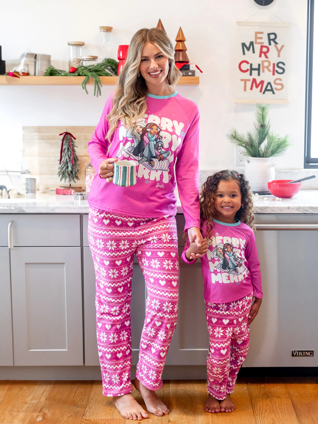 Conjunto de Pijamas em Rosa Choque para Mãe e Filha com Estampado de Flocos de Neve da Barbie para o Natal