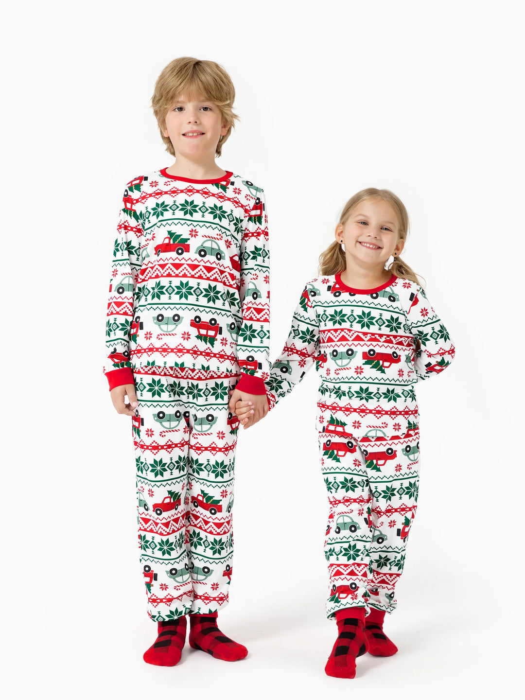 Conjunto de Pijamas Coordenados para a Família com Estampado de Flocos de Neve e Carros, junto com Meias de Natal Vermelhas.
