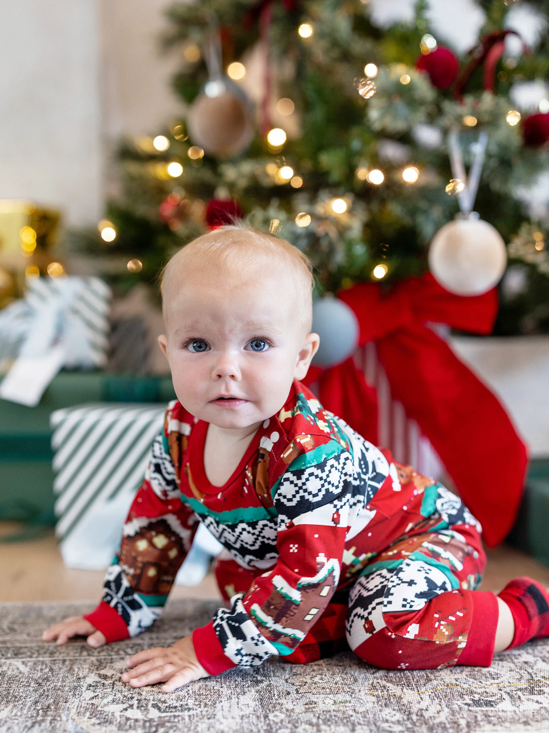 Conjunto de Pijamas em Família Correspondentes para o Natal Estampado com Ginginhas, PJs de Manga Longa com Meias de Natal em Vermelho