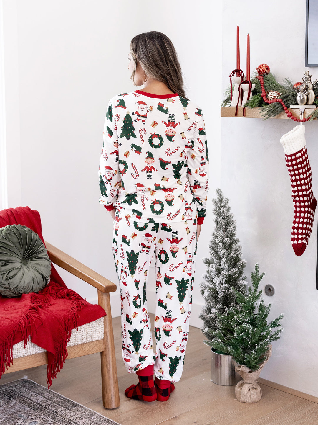 Conjunto de Pijamas Coordenação de Natal para toda a Família Estampado com Pai Natal e Árvore de Natal, Pijamas de Manga Longa com Meias de Natal Brancas