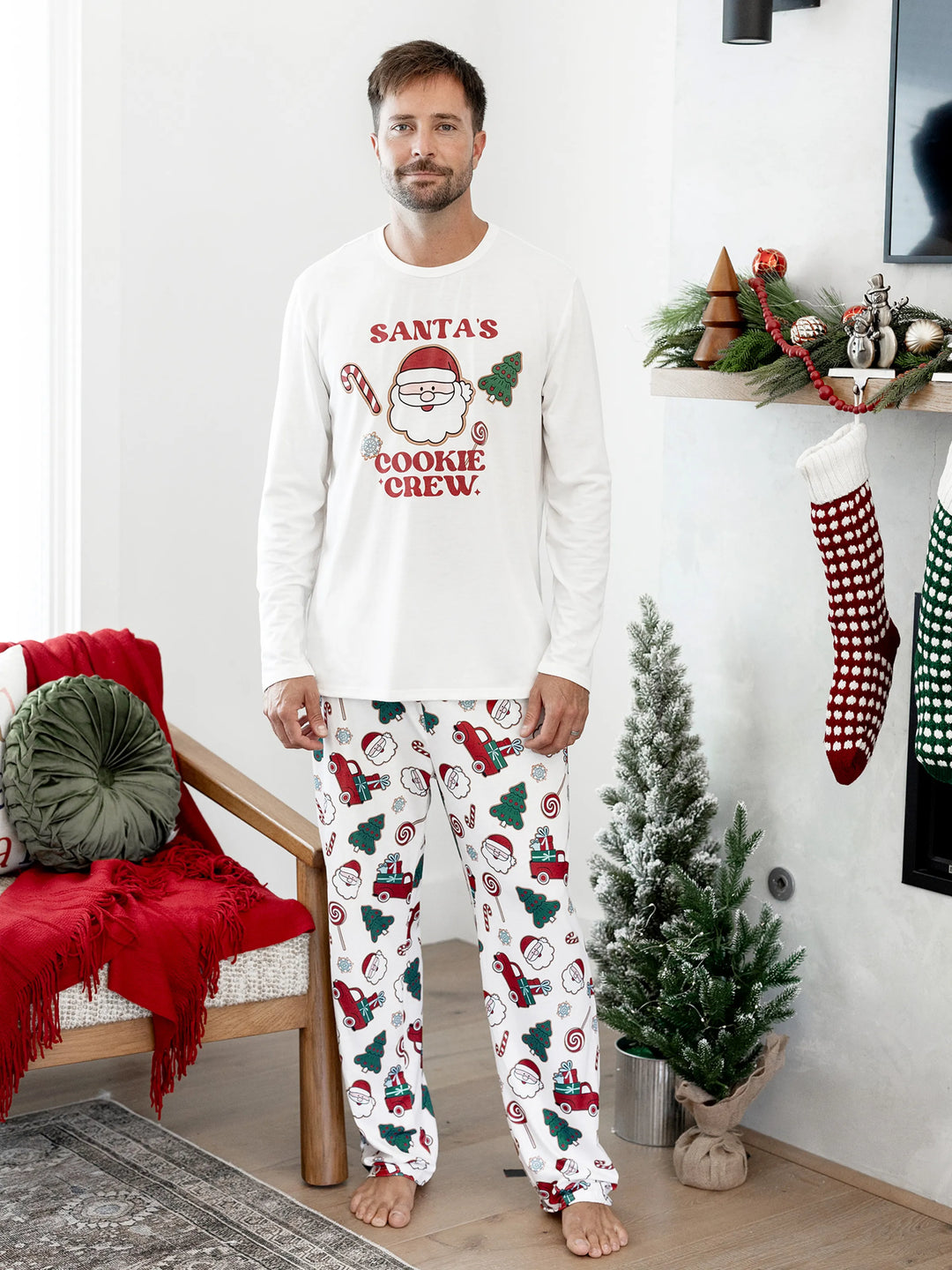 Conjunto de Pijamas em Família para o Natal com Impressão de Pai Natal e Árvore de Natal - PJs Brancos com Meias de Natal Brancas