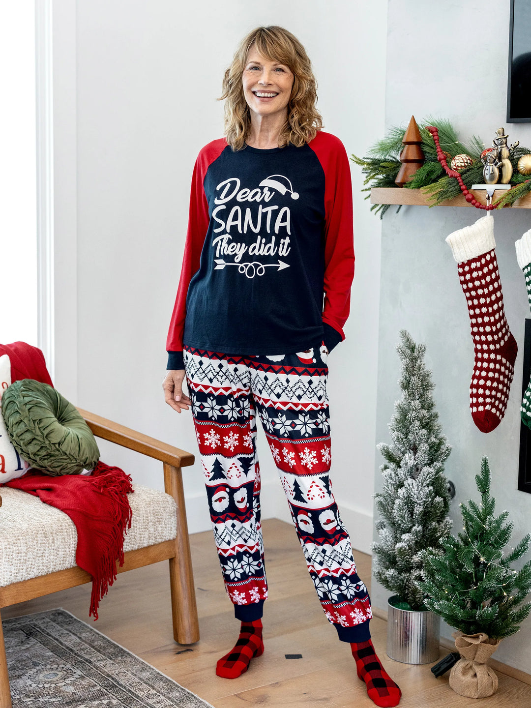 Conjunto de Pijamas em Conjunto para a Família de Natal com Print do Pai Natal que Brilha no Escuro e Meias de Natal em Azul Escuro