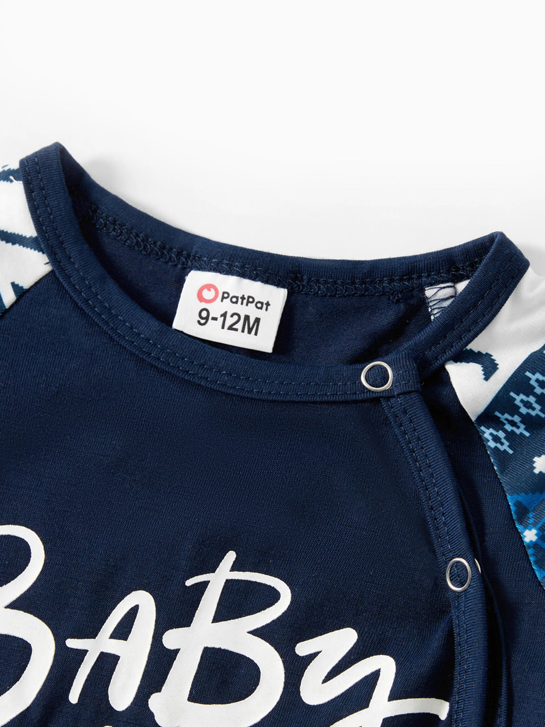 Conjunto de Pijamas de Natal em Azul Escuro para a Família com Design de Rena, Camisetas com Letras Correspondentes e Meias de Natal