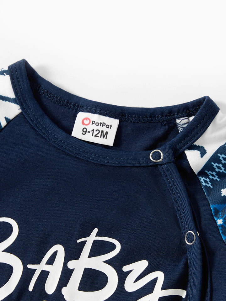 Conjunto de Pijamas de Natal em Azul Escuro para a Família com Design de Rena, Camisetas com Letras Correspondentes e Meias de Natal