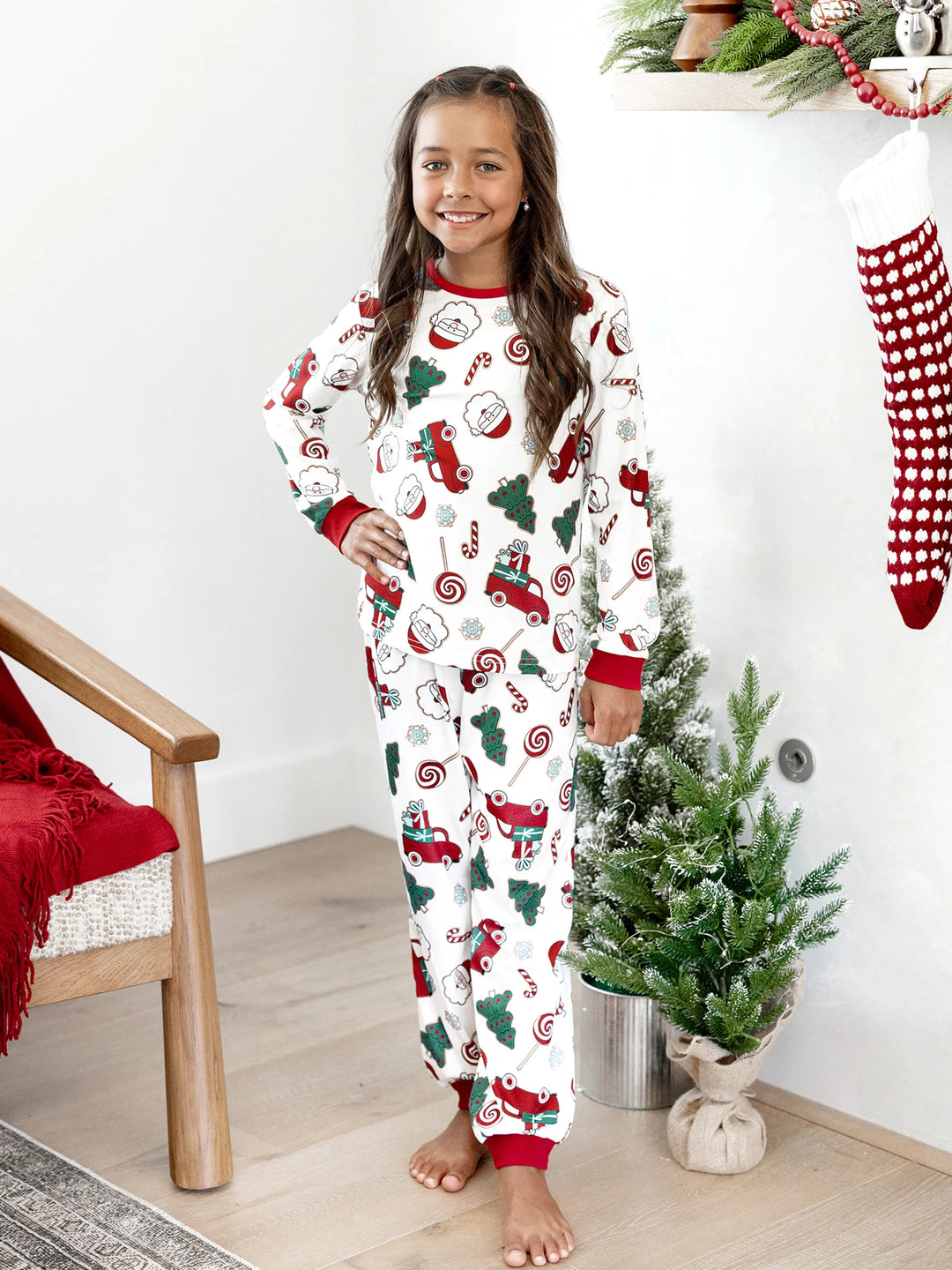 Conjunto de Pijamas em Família para o Natal com Impressão de Pai Natal e Árvore de Natal - PJs Brancos com Meias de Natal Brancas