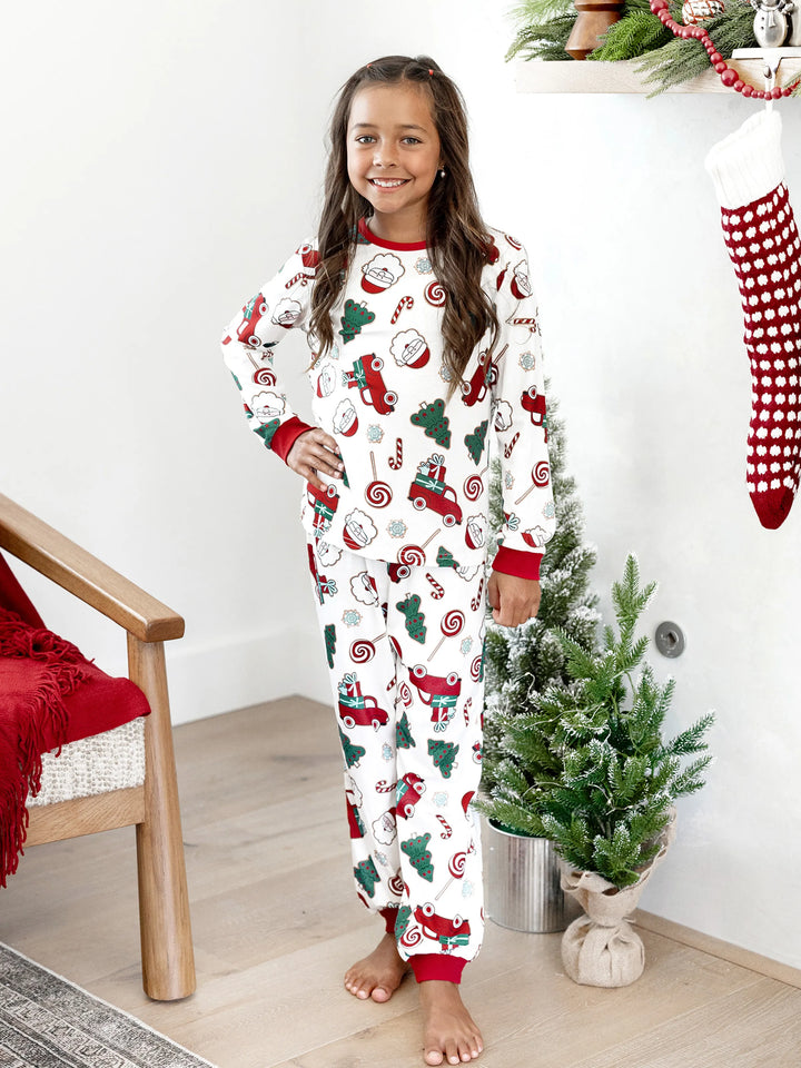 Conjunto de Pijamas em Família para o Natal com Impressão de Pai Natal e Árvore de Natal - PJs Brancos com Meias de Natal Brancas