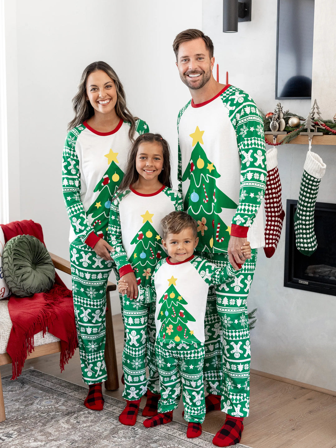 Conjunto de Pajamas Correspondentes para a Família de Natal com Impressão de Gengibre e Árvore de Natal PJs Verdes com Meias de Natal Verdes