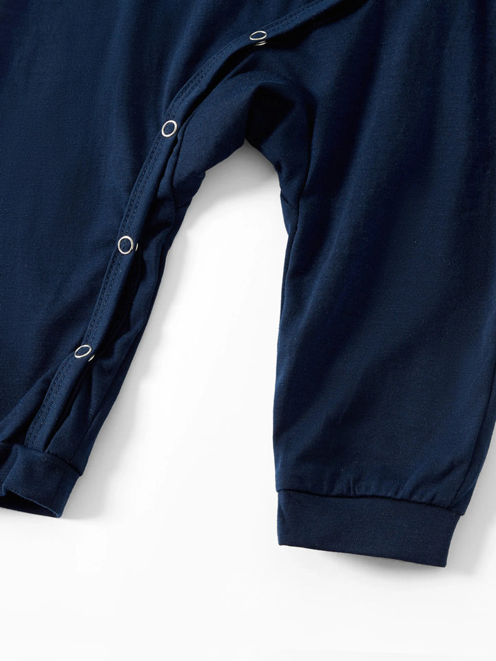 Conjunto de Pijamas de Natal em Azul Escuro para a Família com Design de Rena, Camisetas com Letras Correspondentes e Meias de Natal