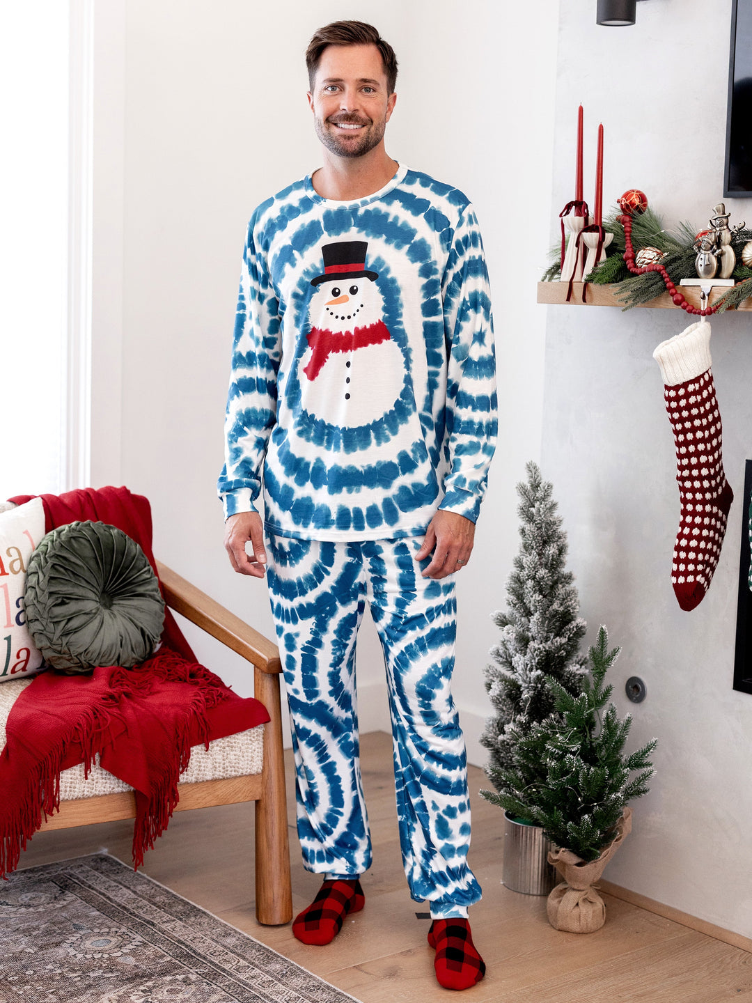 Conjunto de Pajamas de Natal em Família com Estampa de Boneco de Neve em Tie-dye Azul com Meias de Natal Azul Escuro