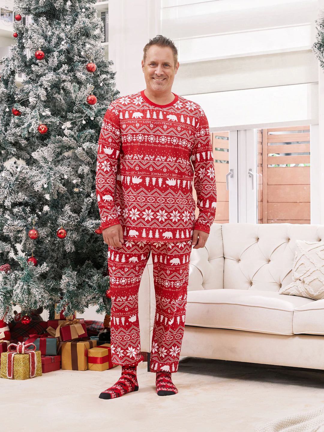 Conjuntos de Pijamas em Estampa Tradicional de Natal para a Família, com Meias de Natal Vermelhas.