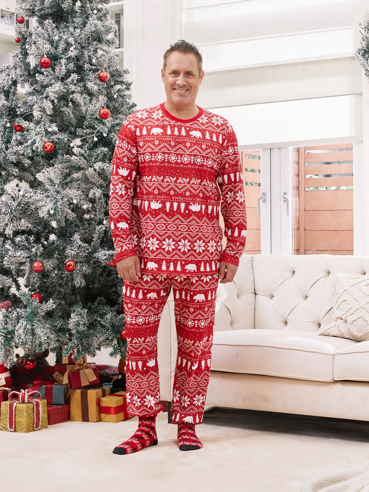 Conjuntos de Pijamas em Estampa Tradicional de Natal para a Família, com Meias de Natal Vermelhas.