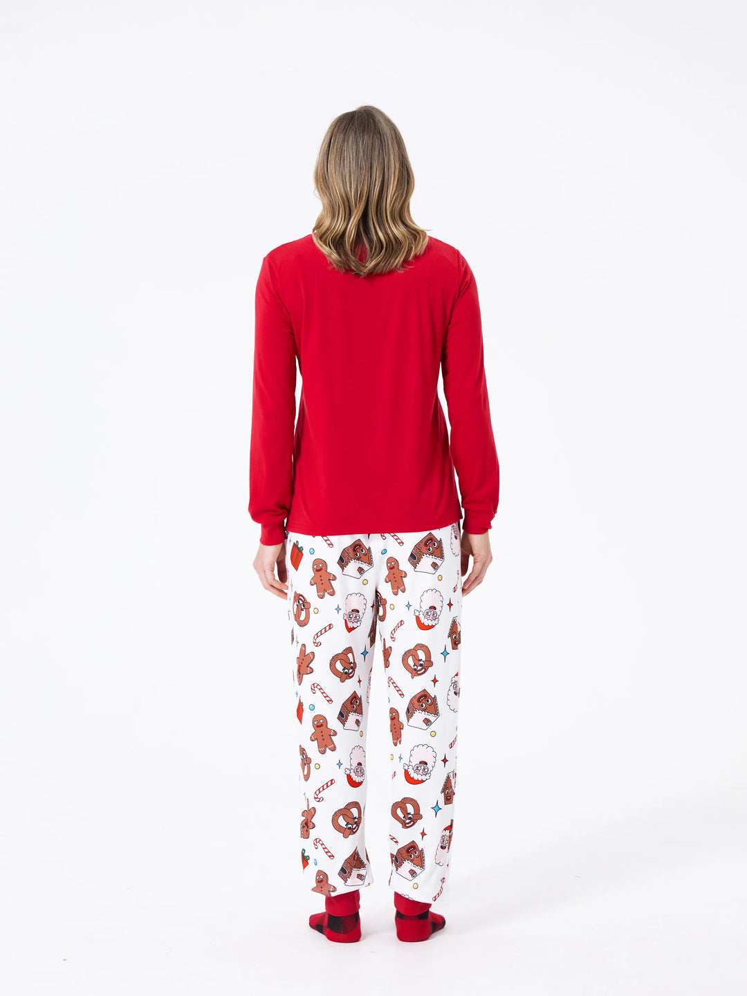 Conjunto de Pijamas de Natal coordenados para toda a família - Pijamas que brilham no escuro com Bolachas de Natal e Pai Natal, acompanhados de meias de Natal vermelhas.