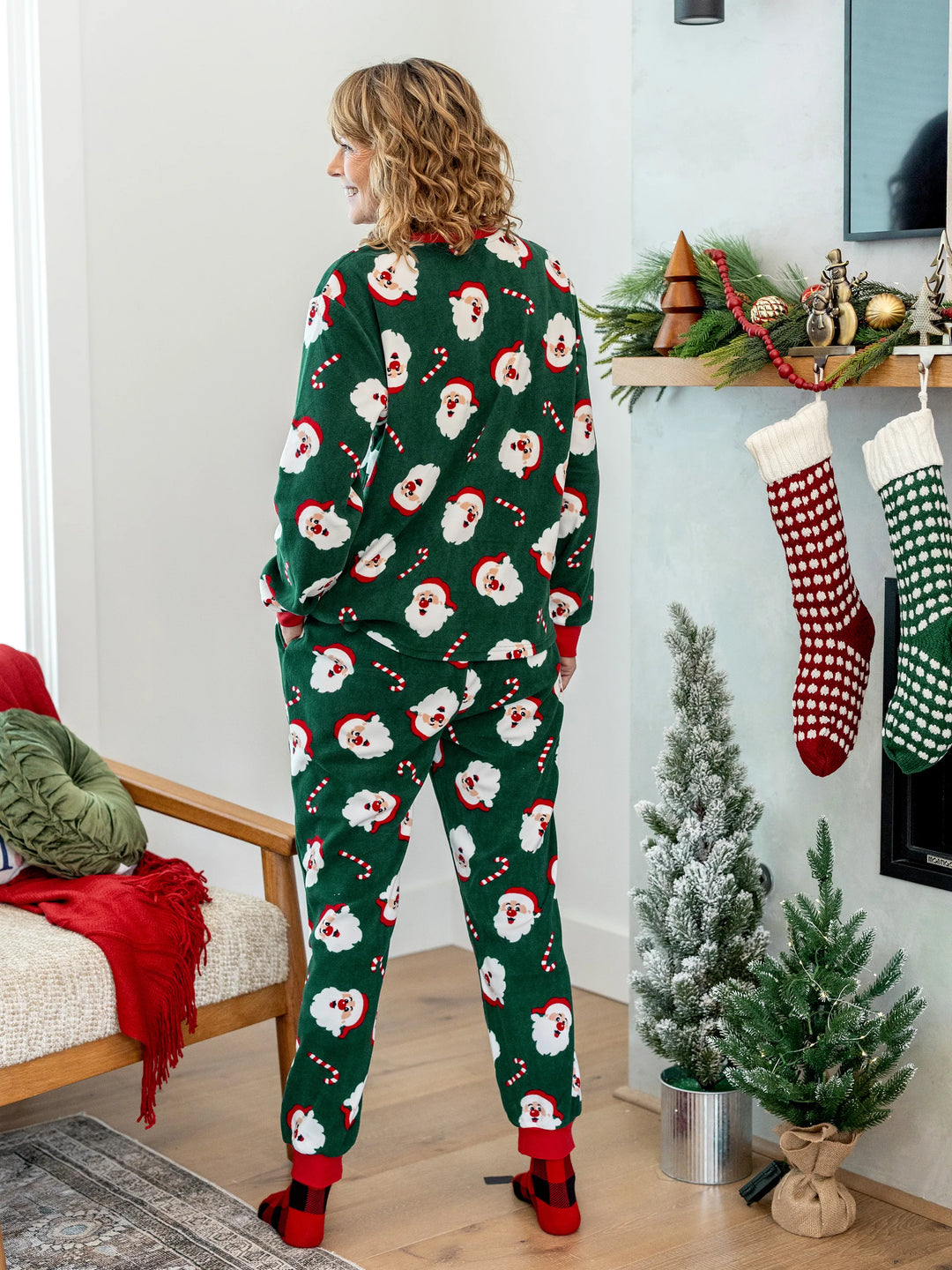 Conjunto de Pijamas de Fleece para a Família em Conjunto com Estampado de Pai Natal e Bastão de Açúcar, incluindo Meias de Natal em Verde Escuro