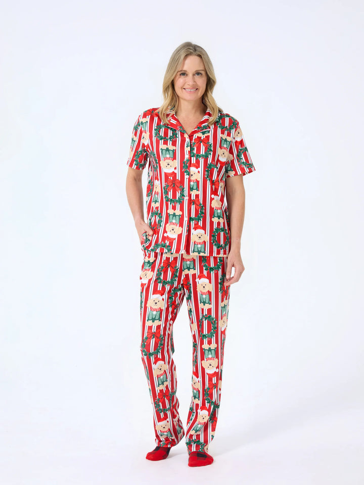 Conjunto de Pijamas Coordenados para a Família no Natal com Estampa de Cãozinho Vermelhos