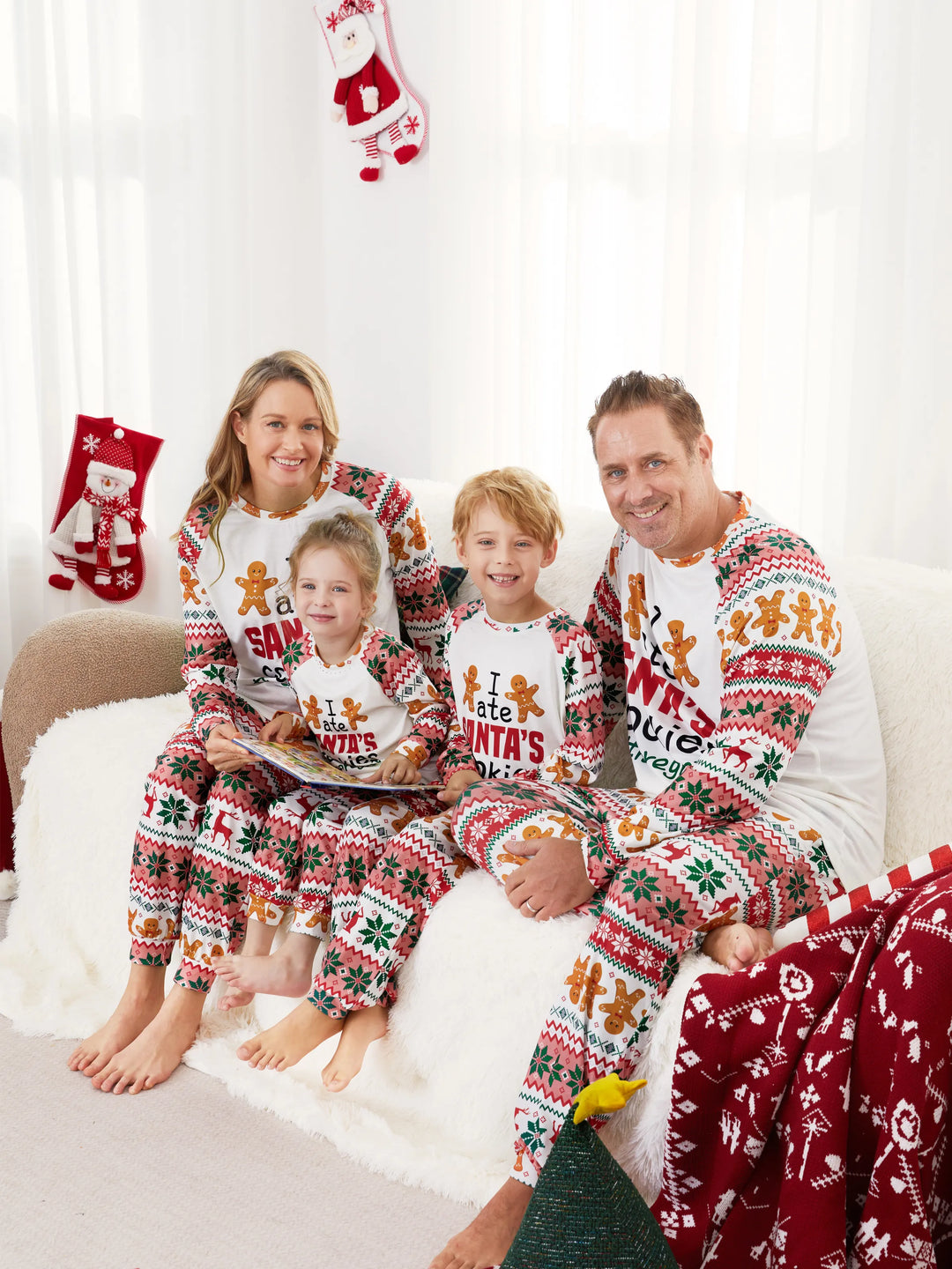 Conjunto de Pijamas de Natal em Família com Padrão de Bolachas de Natal e Homem de Gengibre, Incluindo Meias de Natal em Várias Cores