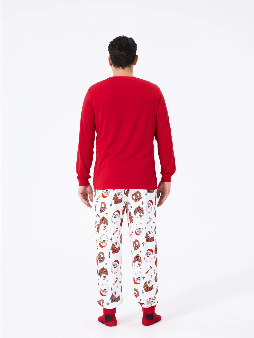 Conjunto de Pijamas de Natal coordenados para toda a família - Pijamas que brilham no escuro com Bolachas de Natal e Pai Natal, acompanhados de meias de Natal vermelhas.