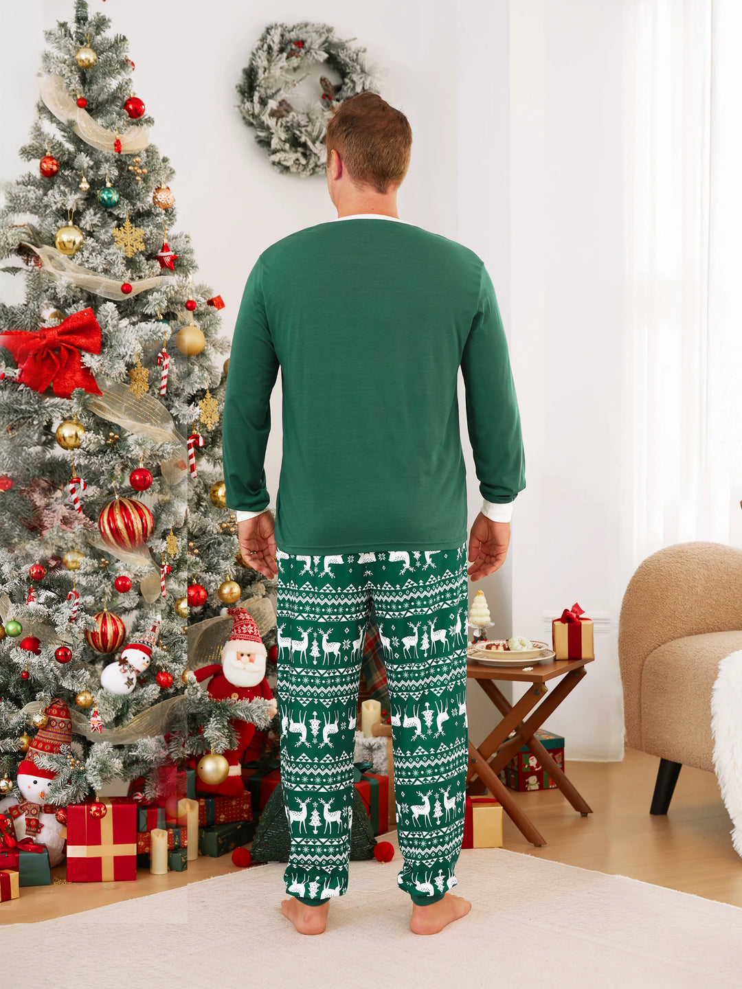 Conjunto de Pijamas em Conjunto Familiar para Natal com Tops a Brilhar no Escuro e Calças com Padrão de Renas, incluindo Meias de Natal - Verde Escuro