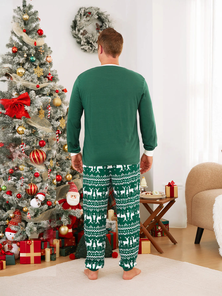 Conjunto de Pijamas em Conjunto Familiar para Natal com Tops a Brilhar no Escuro e Calças com Padrão de Renas, incluindo Meias de Natal - Verde Escuro