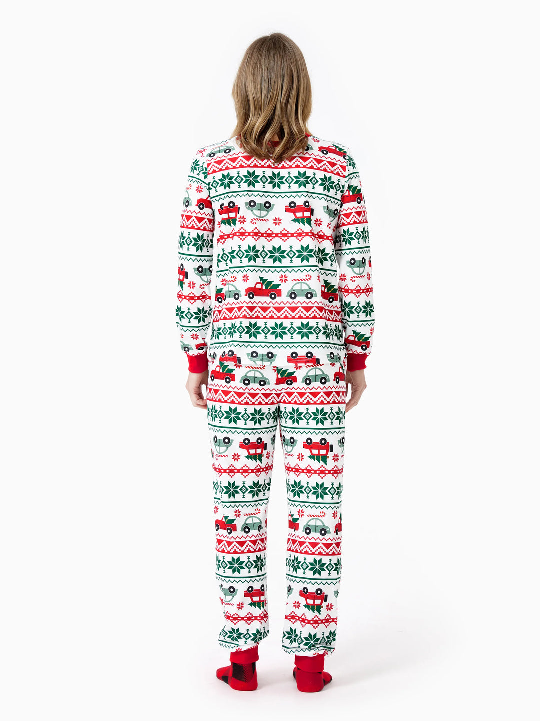 Conjunto de Pijamas Coordenados para a Família com Estampado de Flocos de Neve e Carros, junto com Meias de Natal Vermelhas.
