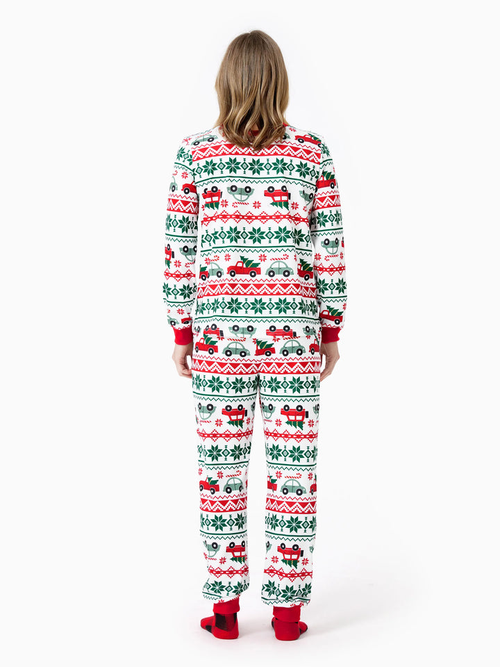 Conjunto de Pijamas Coordenados para a Família com Estampado de Flocos de Neve e Carros, junto com Meias de Natal Vermelhas.