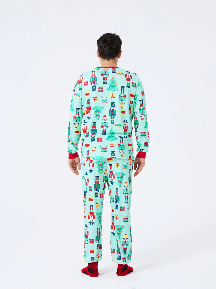 Conjunto de Pijamas Familiares de Natal em Coordenação com Estampa de Soldado e Árvore de Natal, incluindo Meias de Natal, Verde Claro