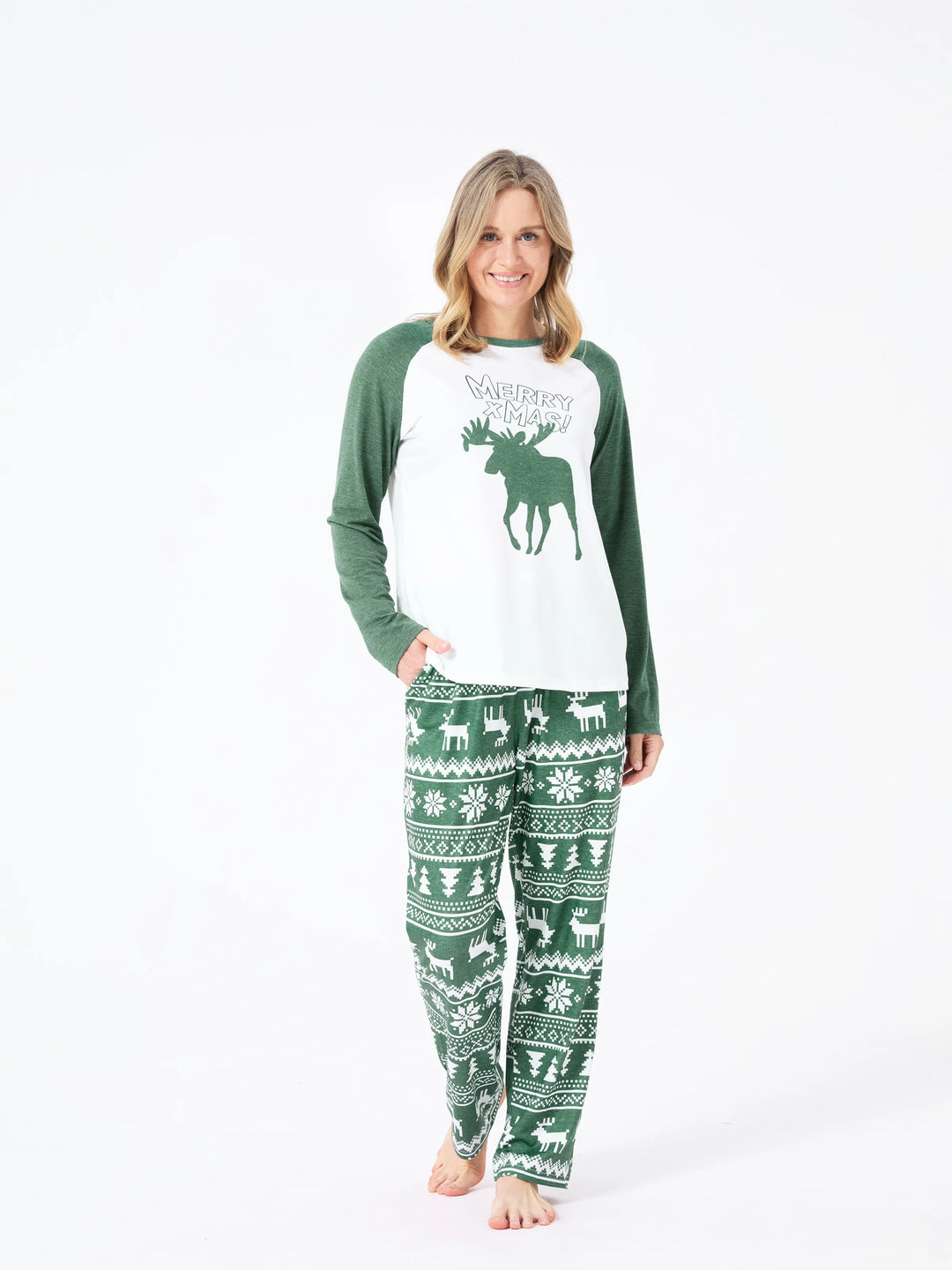 Conjunto de Pijamas de Natal para Família com Estampado de Renas e Flocos de Neve em Verde com Meias de Natal Verde Escuro