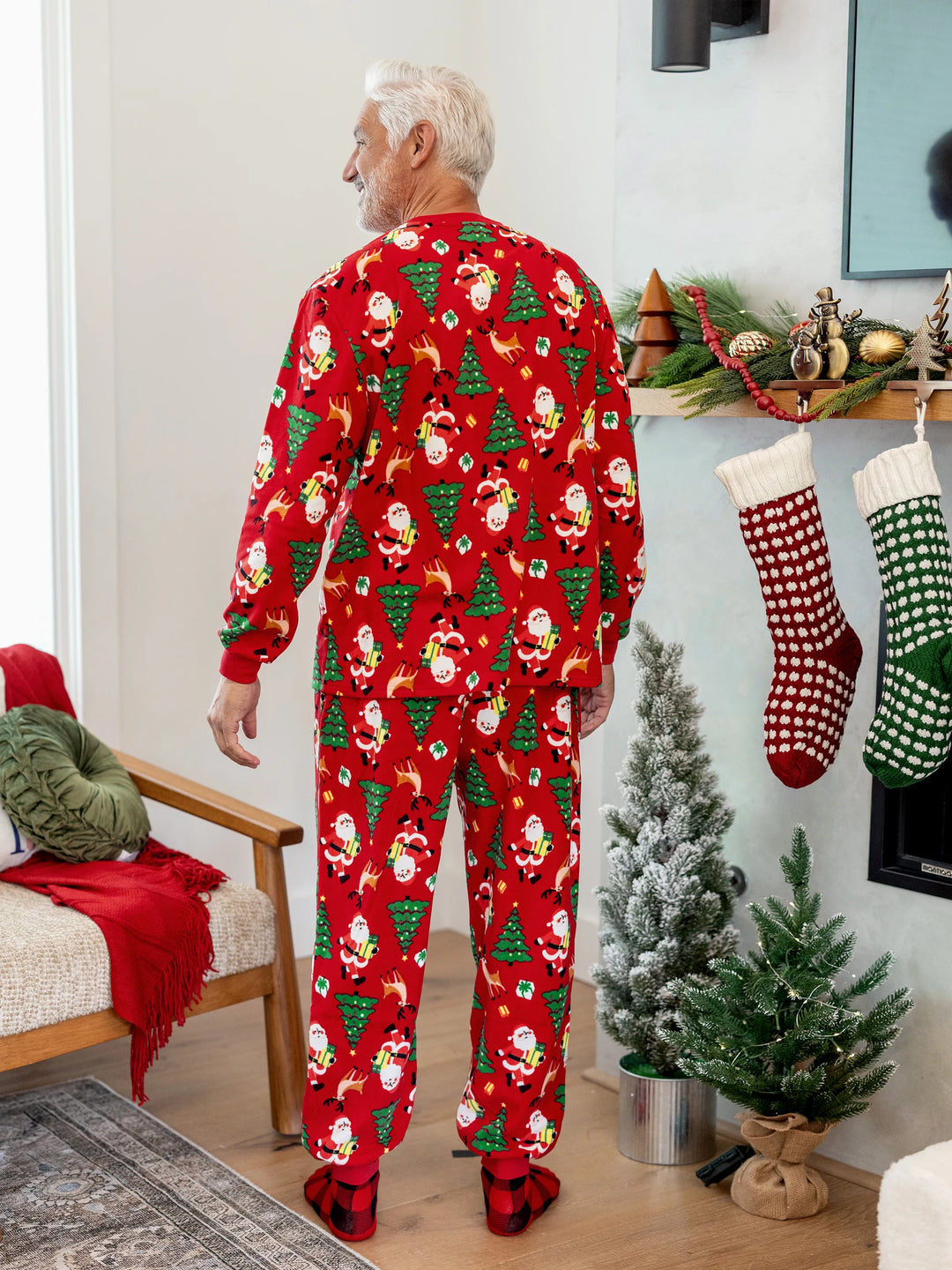 Conjunto de Pijamas de Natal para Toda a Família com Impressão de Pai Natal e Árvore de Natal, PJs de Fleecy Vermelhos com Meias de Natal Incluídas.