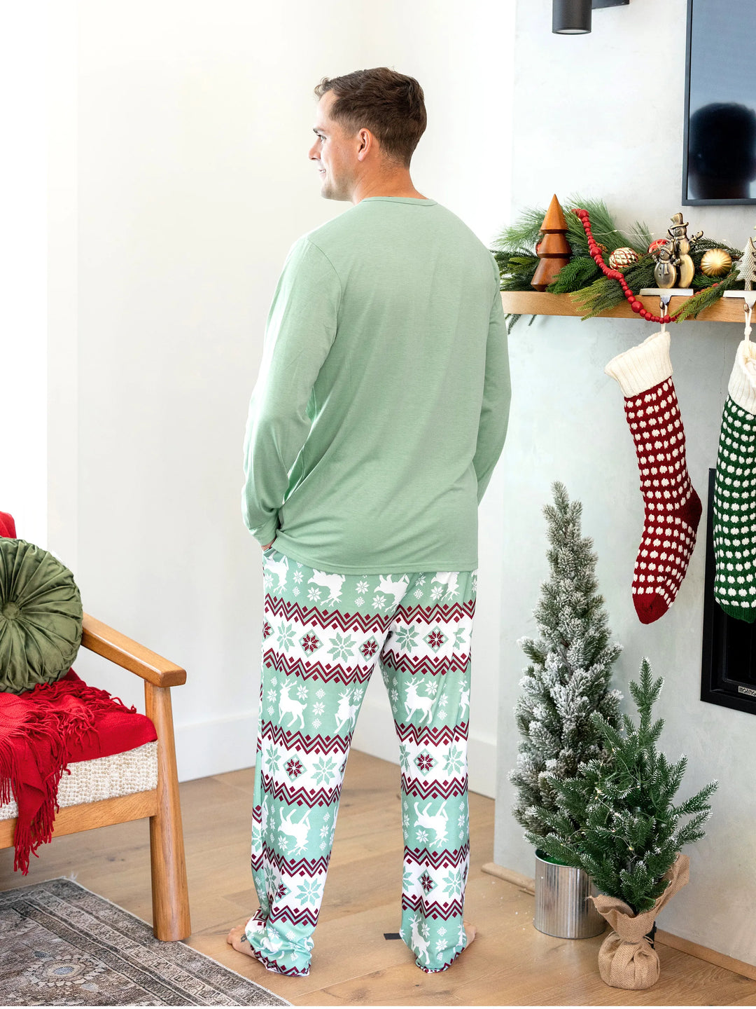 Conjunto de Pijamas de Natal para a Família com Estampado de Espírito Natalício e Flocos de Neve, incluindo Meias de Natal - Verde Claro