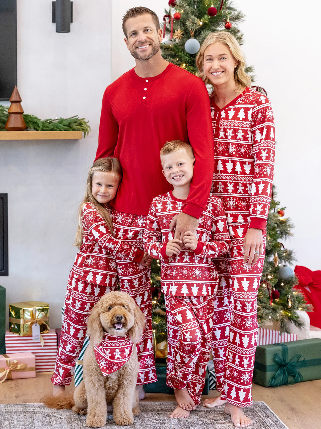 Conjunto de Pijamas em Família Coordenados para o Natal com Estampado de Homem de Gengibre e Árvore de Natal, Pijamas Vermelhos com Meias de Natal Vermelhas