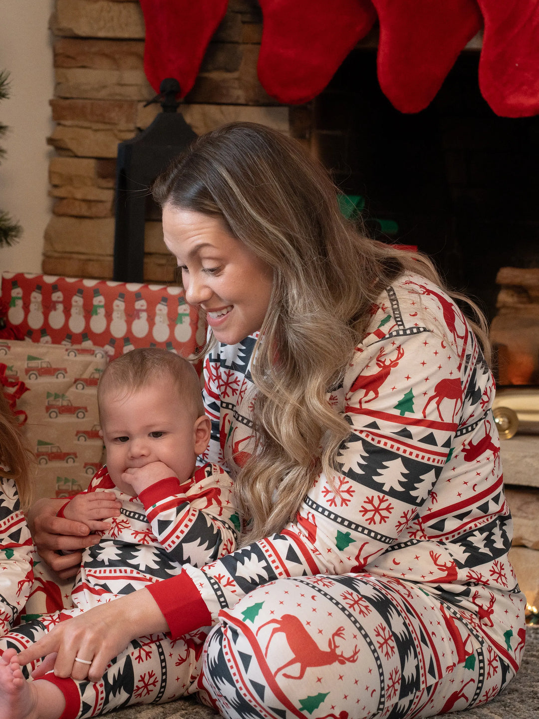 Pijamas de Natal para Família com Estampa de Renas em Todo o Lado, Manga Longa, com Meias de Natal (Segurança Certificada SGS) Vermelho+Branco