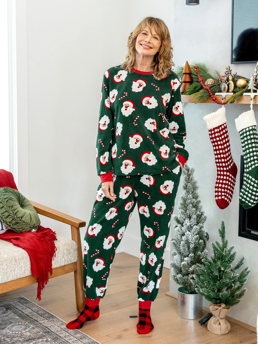 Conjunto de Pijamas de Fleece para a Família em Conjunto com Estampado de Pai Natal e Bastão de Açúcar, incluindo Meias de Natal em Verde Escuro