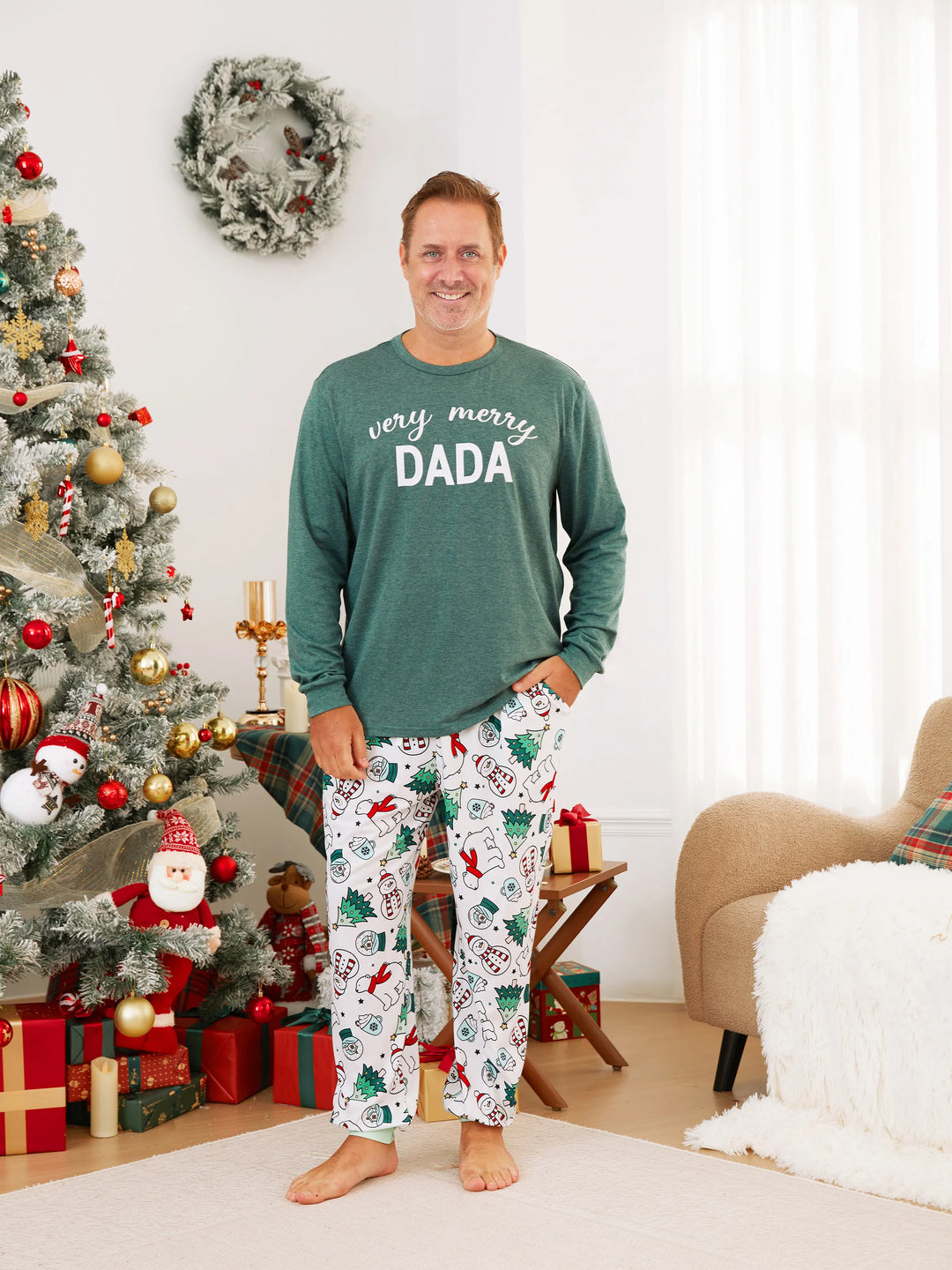 Conjunto de Pijamas de Natal em Família com Mangas Longas – T-Shirts Verdes Muito Felizes e Calças com Padrão, Inclui Meias de Natal – Verde Primavera Médio
