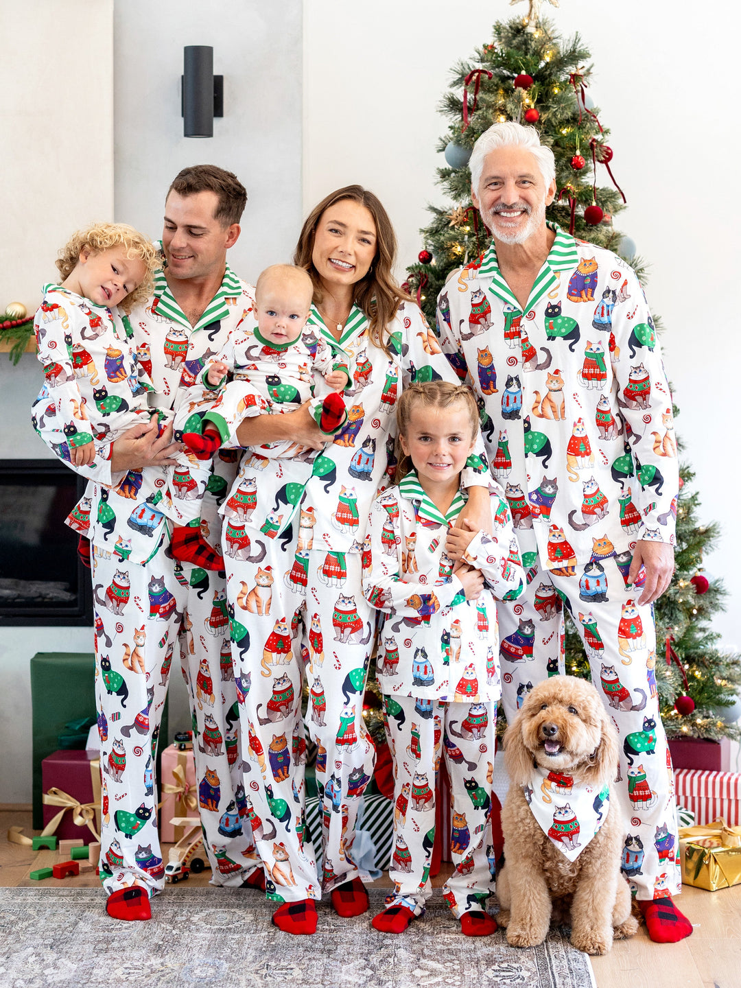 Conjunto de Pijamas de Natal para a Família com Estampa de Gato de Natal e Meias de Natal Multicoloridas
