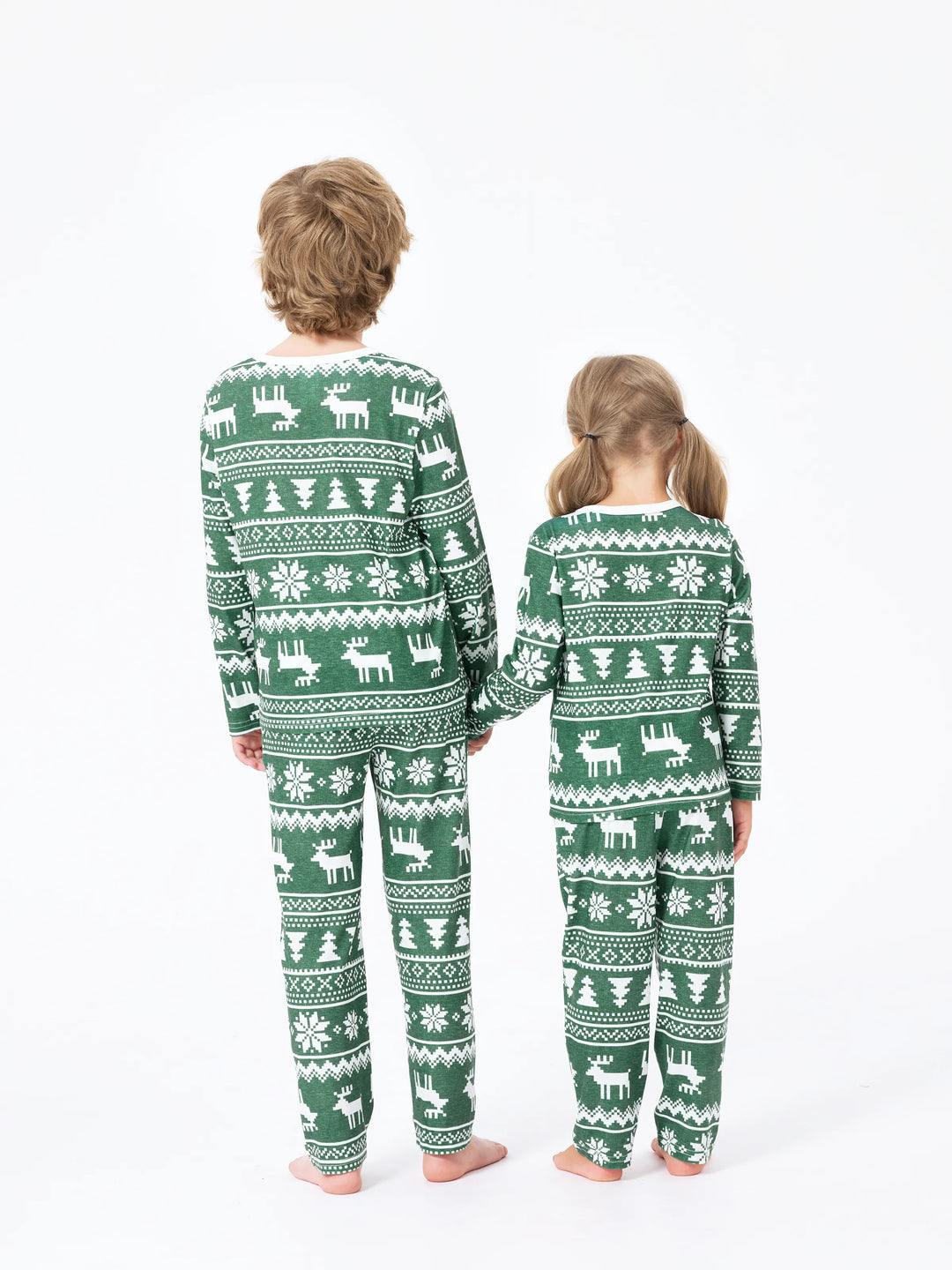 Conjunto de Pijamas de Natal para Família com Estampado de Renas e Flocos de Neve em Verde com Meias de Natal Verde Escuro