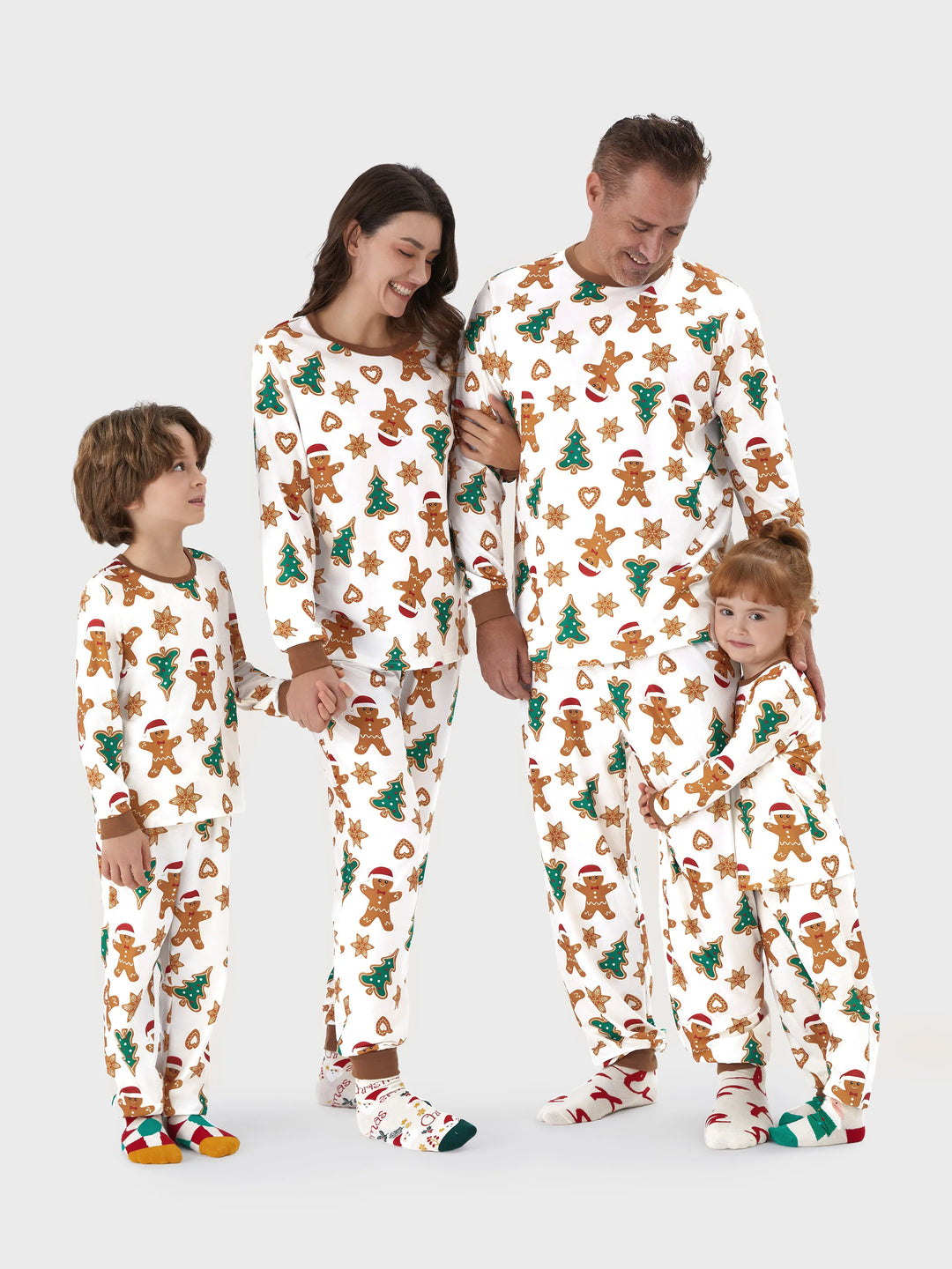 Conjunto de Pijamas de Manga Longa Combináveis para a Família, com Impressão Total de Pai Natal e Árvore de Natal, incluindo Meias de Natal em Estampa de Gengibre.