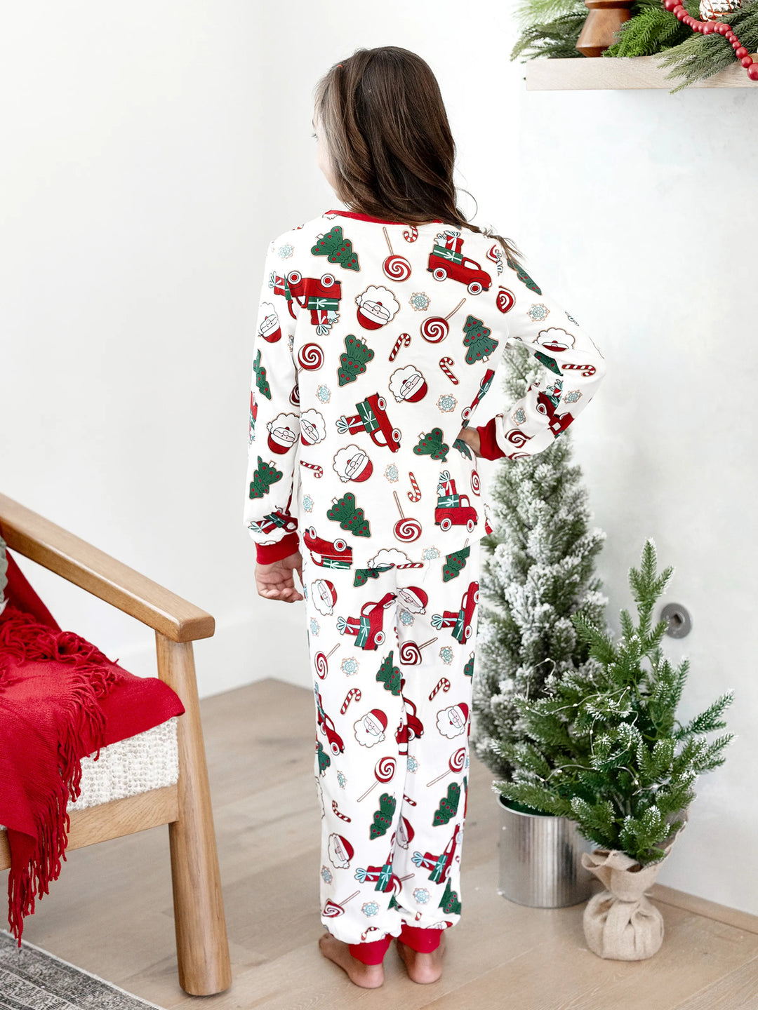 Conjunto de Pijamas em Família para o Natal com Impressão de Pai Natal e Árvore de Natal - PJs Brancos com Meias de Natal Brancas