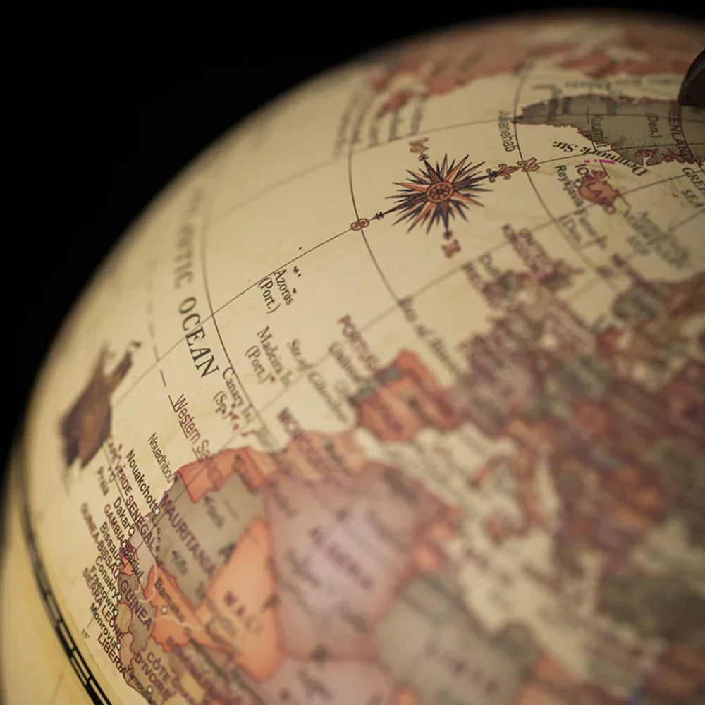 Globo Terrestre em Madeira - Razu